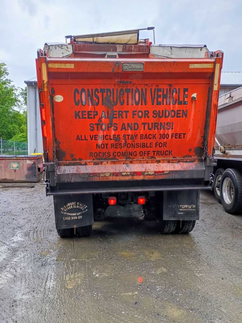 2017 Mack Dump Truck — photo 3