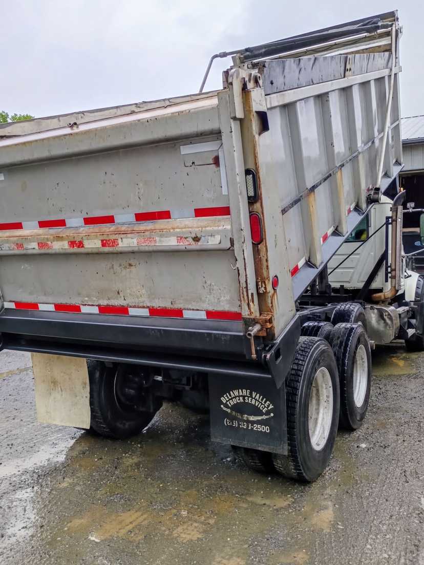 2015 Mack Dump Truck — photo 4