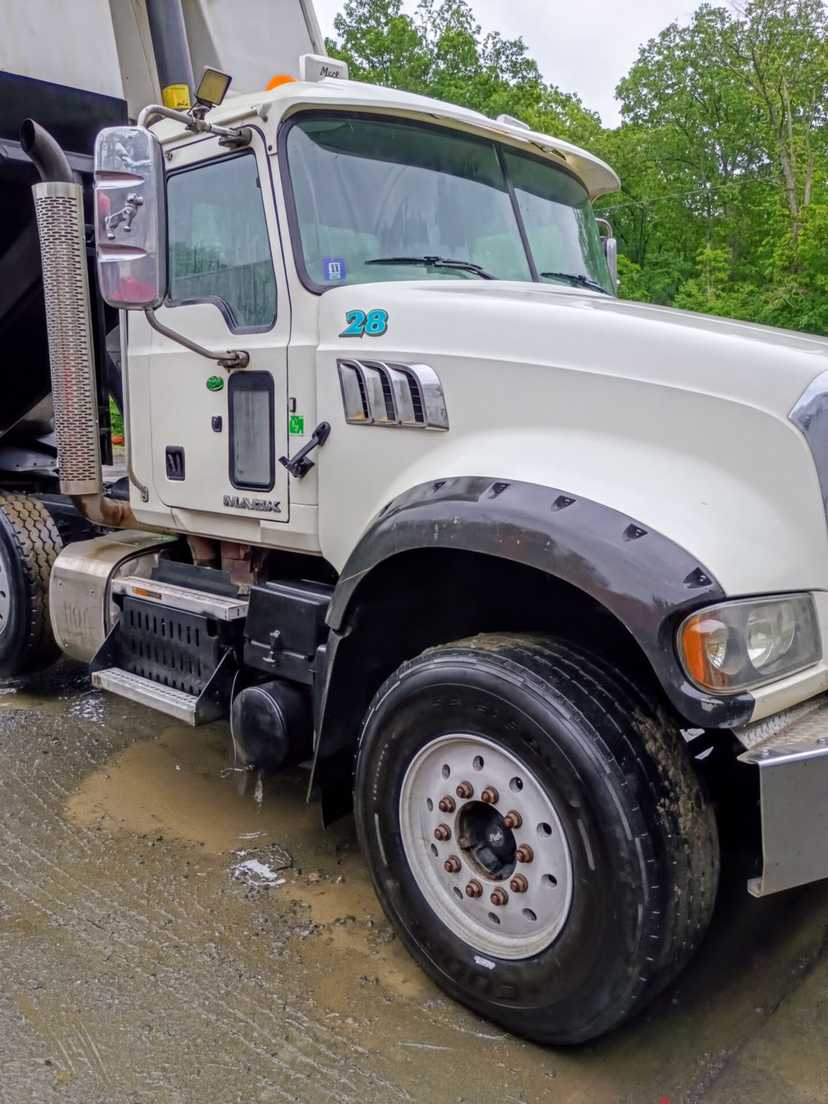 2015 Mack Dump Truck — photo 3