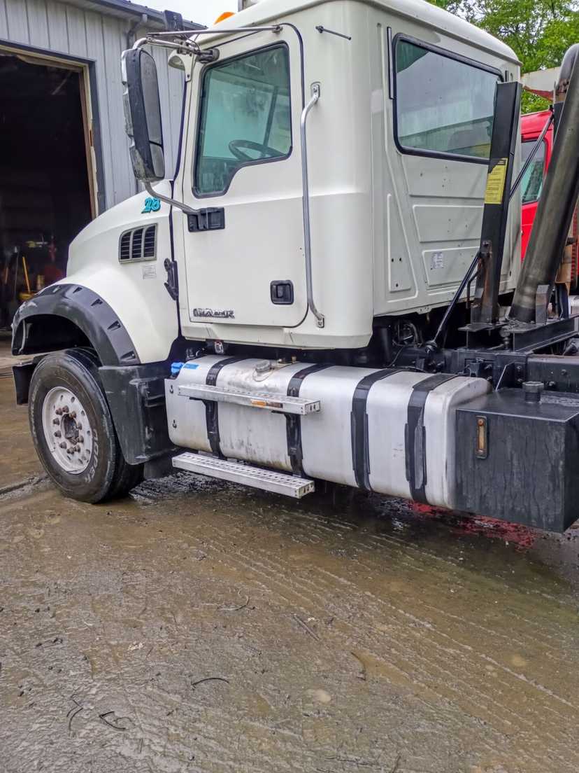2015 Mack Dump Truck — photo 2