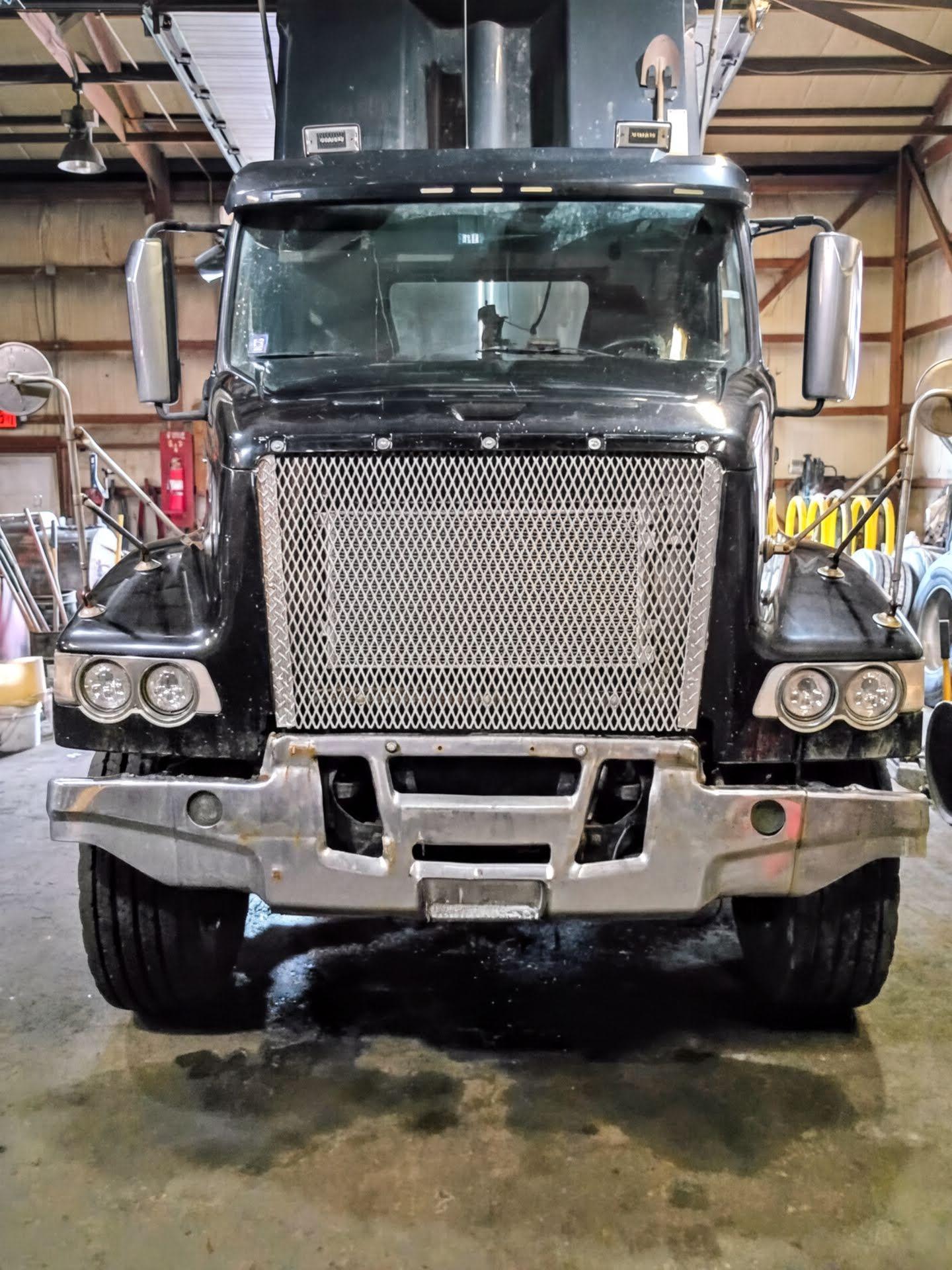 2020 Volvo Dump Truck - image 1