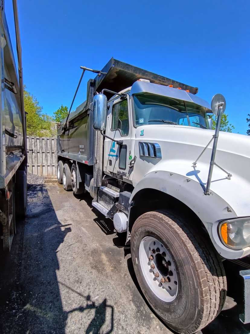 2015 Mack Dump Truck — photo 2