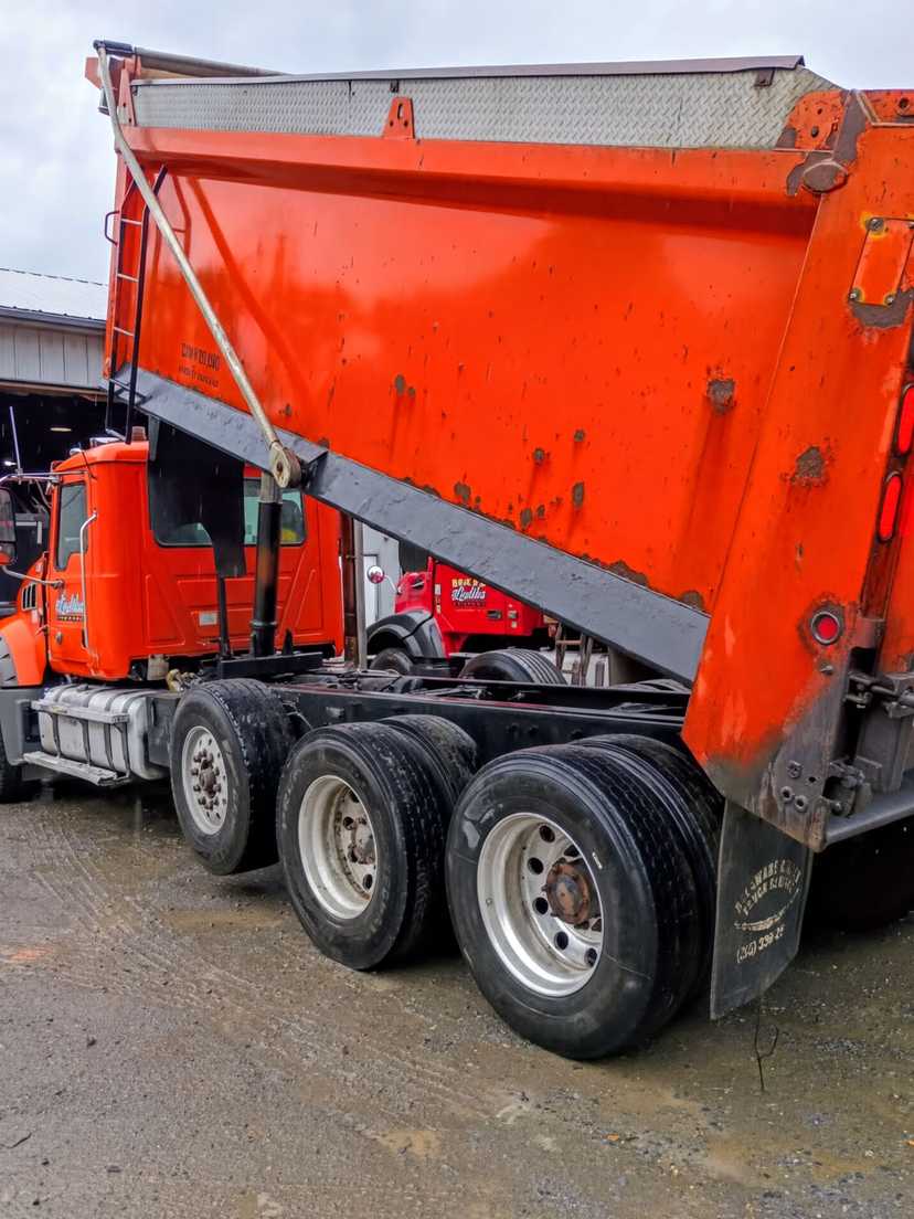 2017 Mack Dump Truck — photo 4