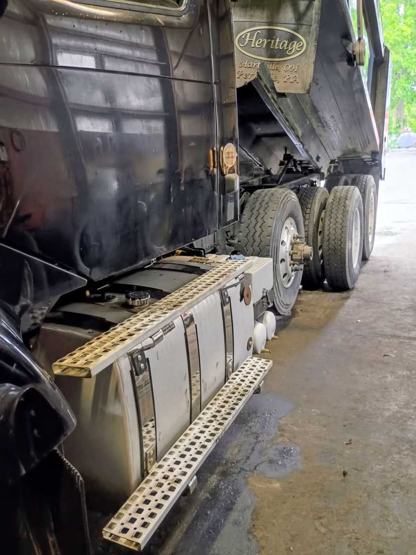 2020 Volvo Dump Truck — photo 2