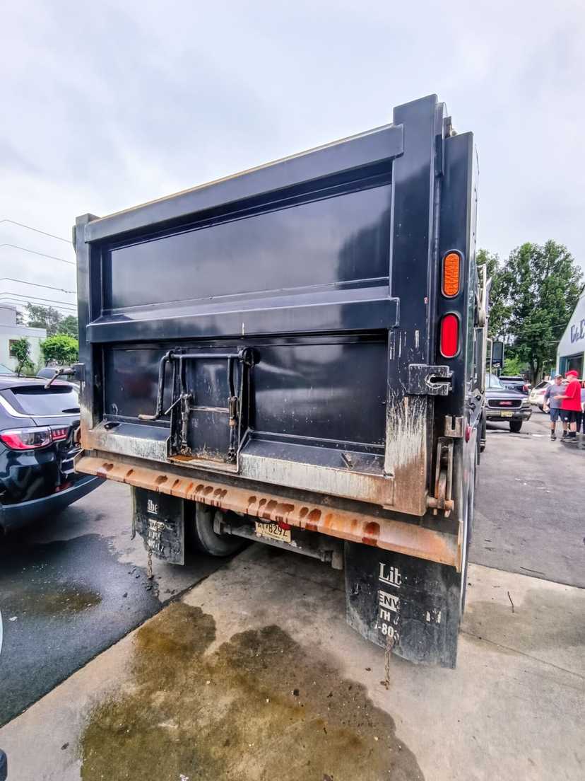 2023 Kenworth T880 Dump Truck — photo 3