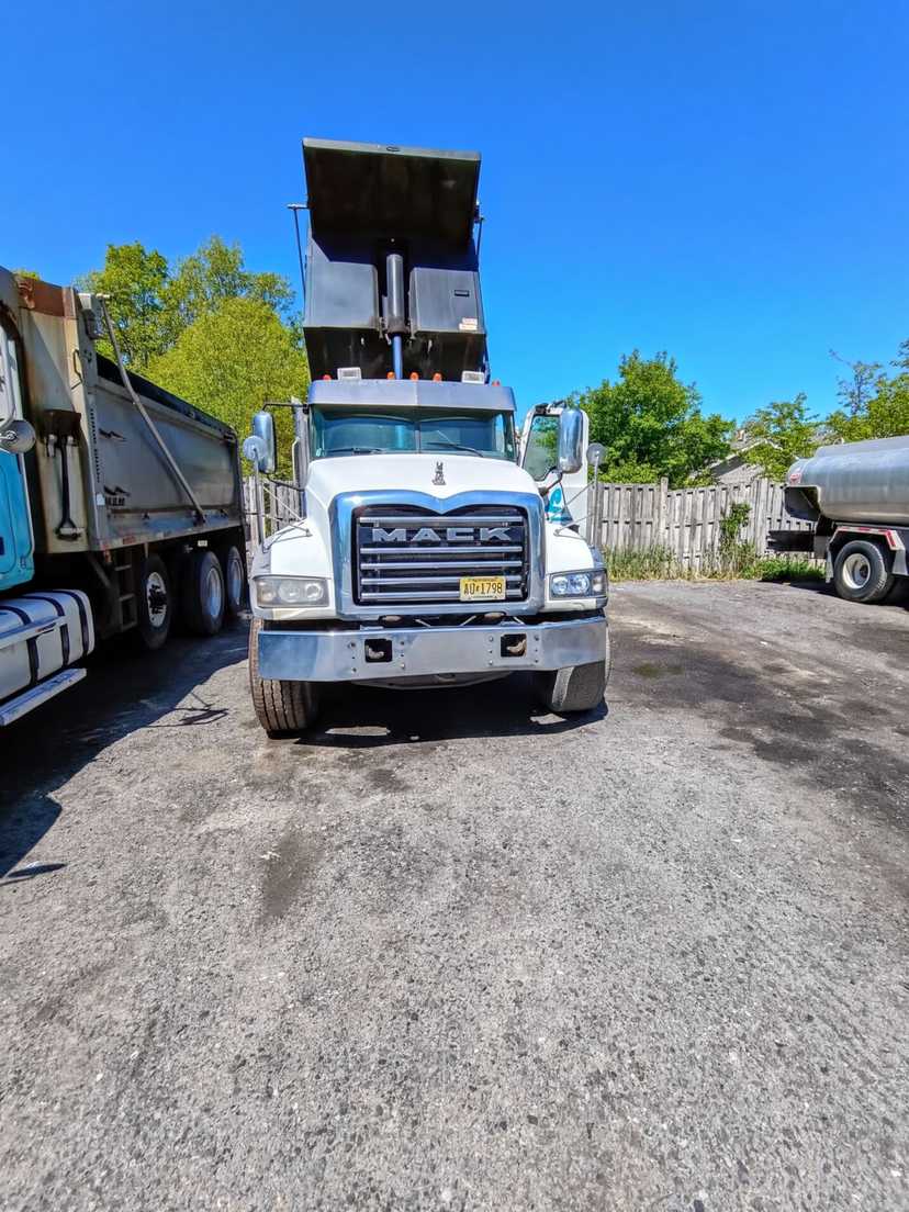 2015 Mack Dump Truck — photo 3