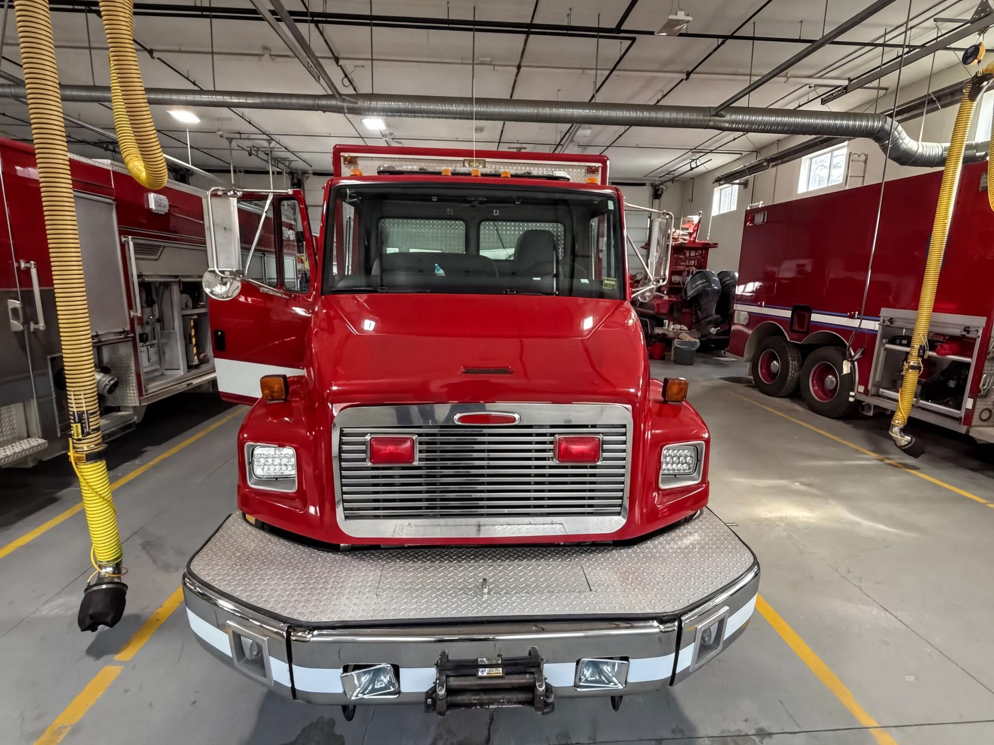 1999 Freightliner FL-70 Heavy Rescue - image 2