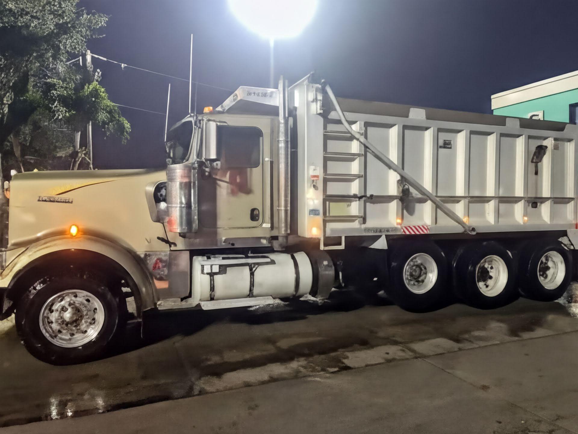 2015 Kenworth W900L - image 2