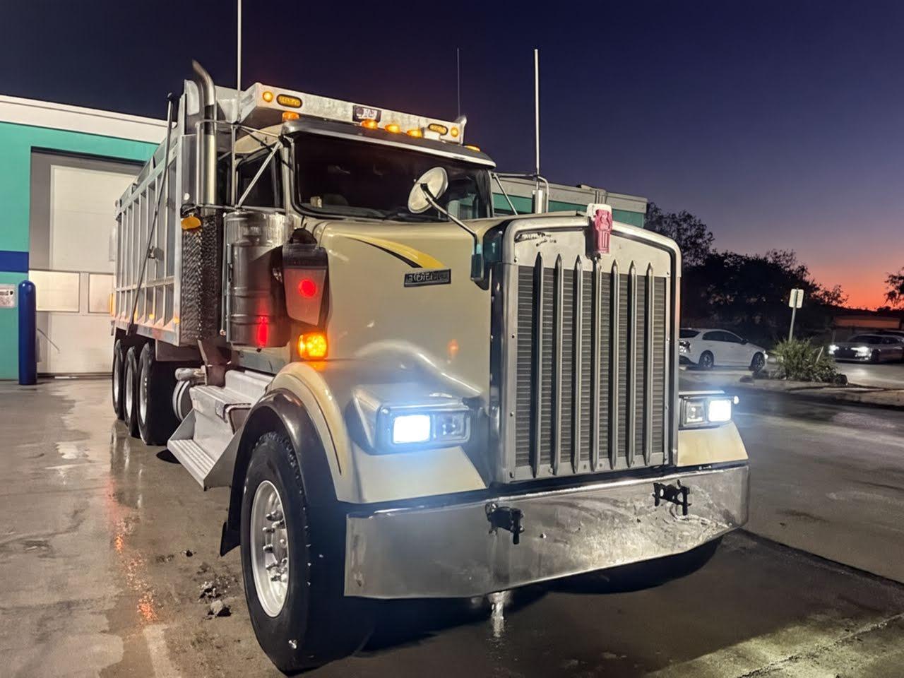 2015 Kenworth W900L - image 1