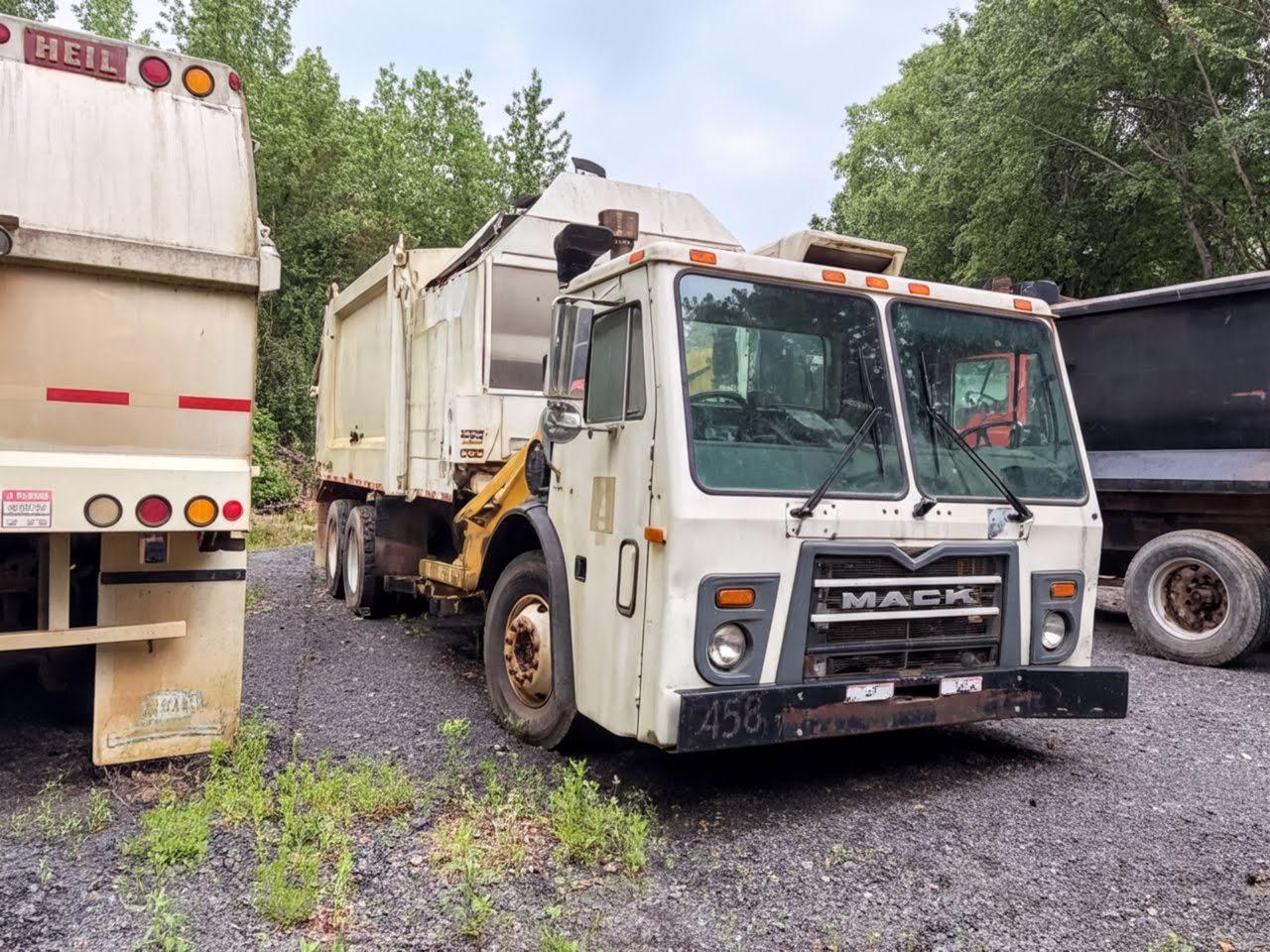 2011 Mack Heil Side Loader - image 1