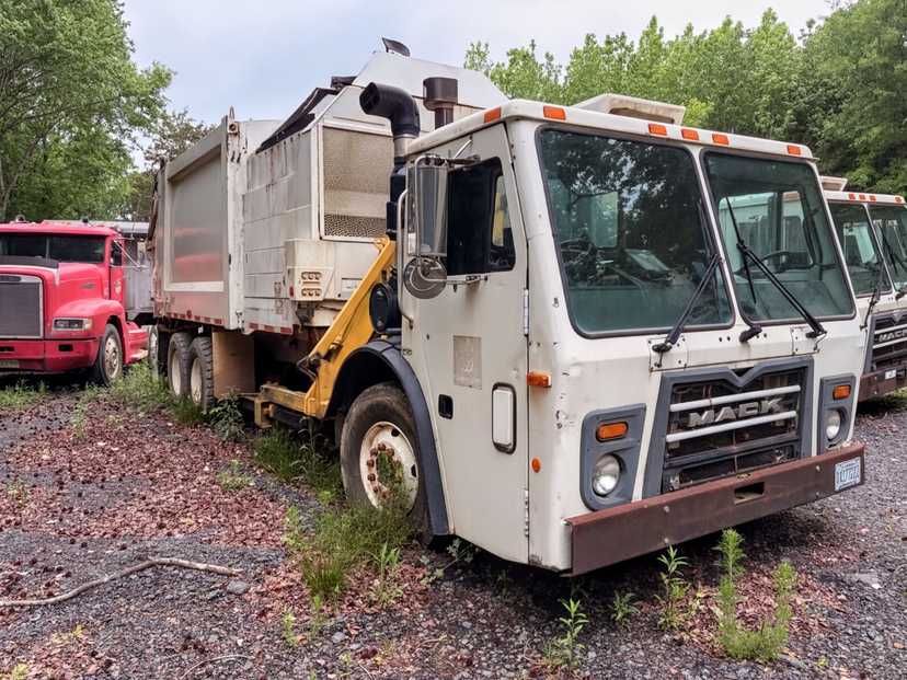 2011 Mack Heil Side Loader — photo 3