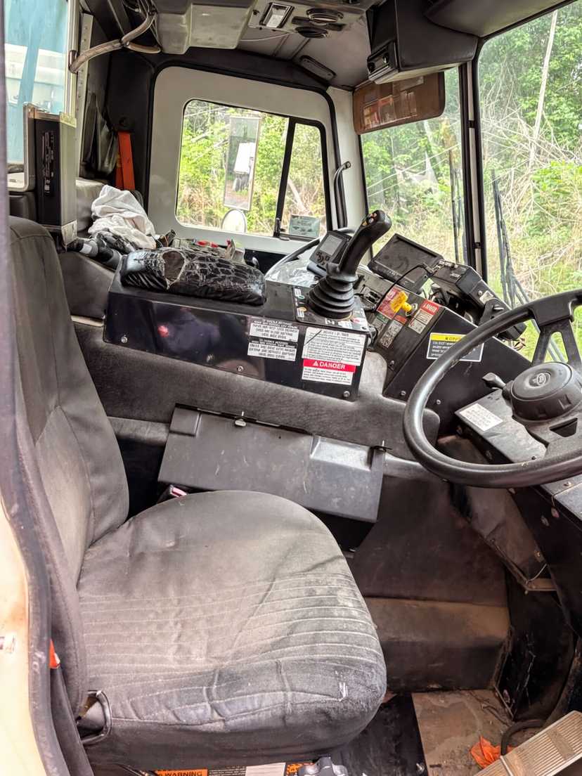 2011 Mack Heil Side Loader — photo 5