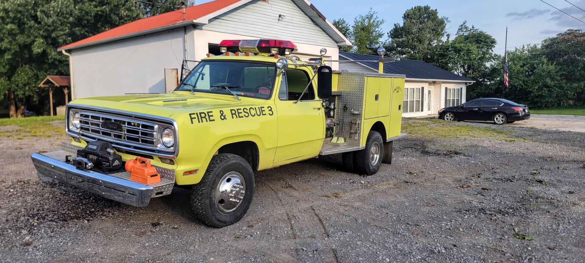 1976 E-One Dodge 4x4 Mini Pumper - image 2