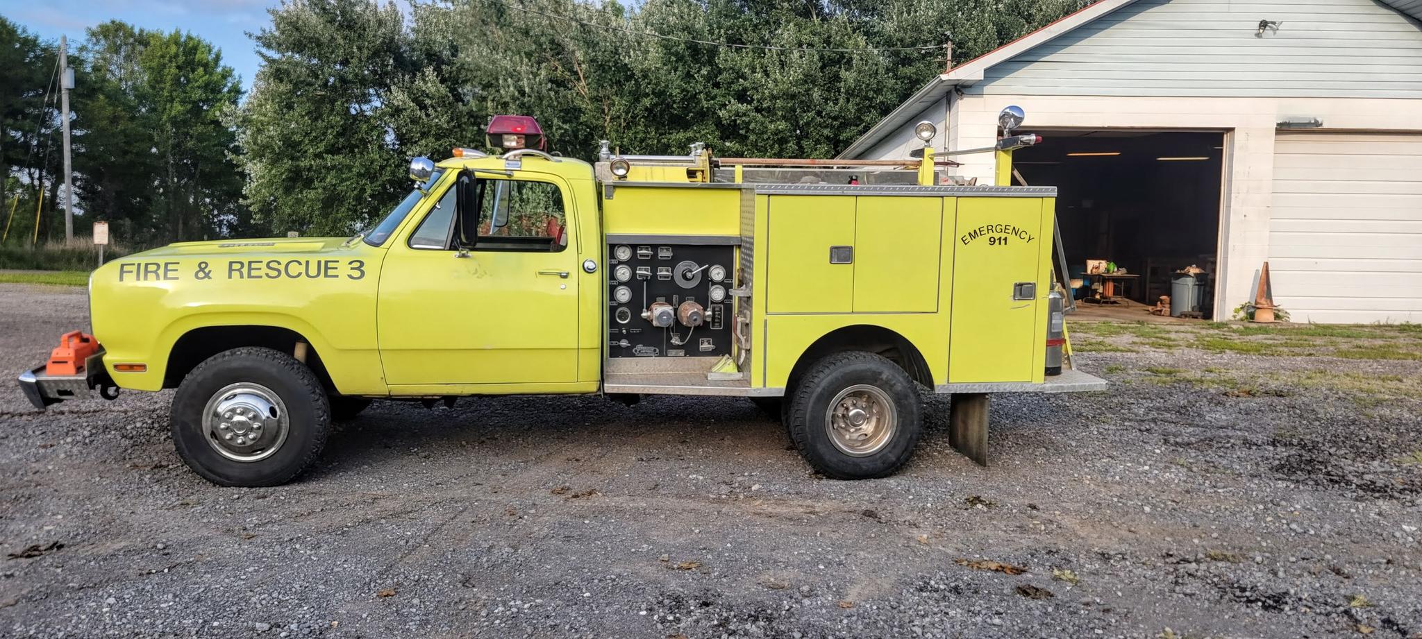 1976 E-One Dodge 4x4 Mini Pumper - image 3