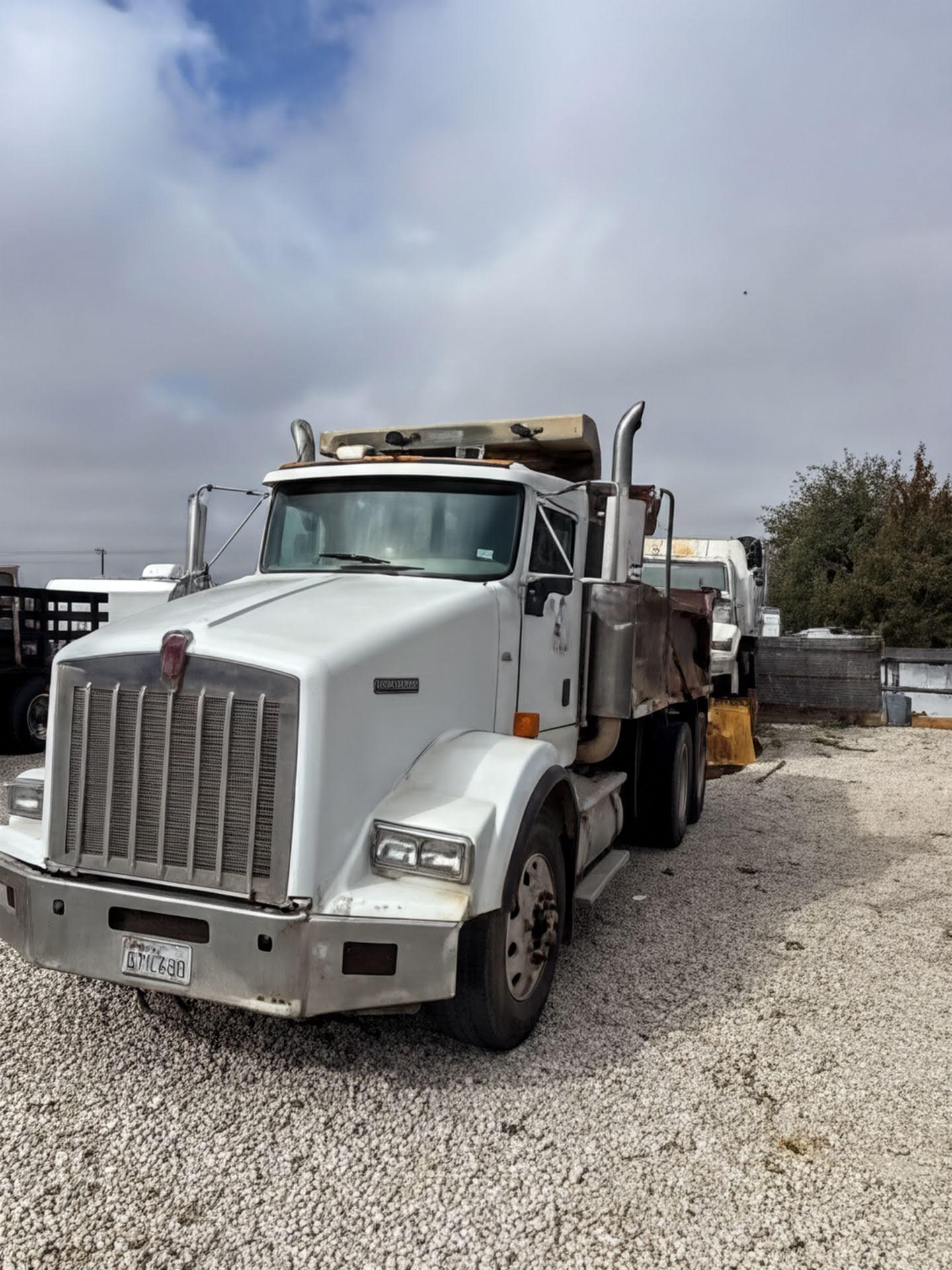 2002 Kenworth T800 with Phalen Trailer - image 2
