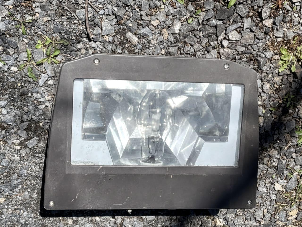 250 Watt Metal Halide/Sodium Vapor Wall Pack Lights (5) - image 4