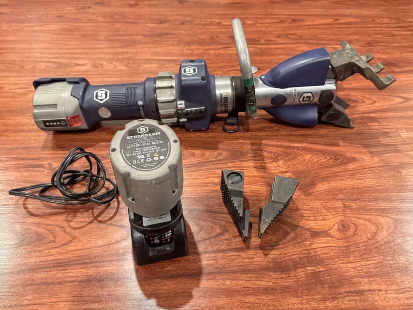 Hurst StrongArm (LE/Military) Battery Powered Combination Tool Jaws of Life