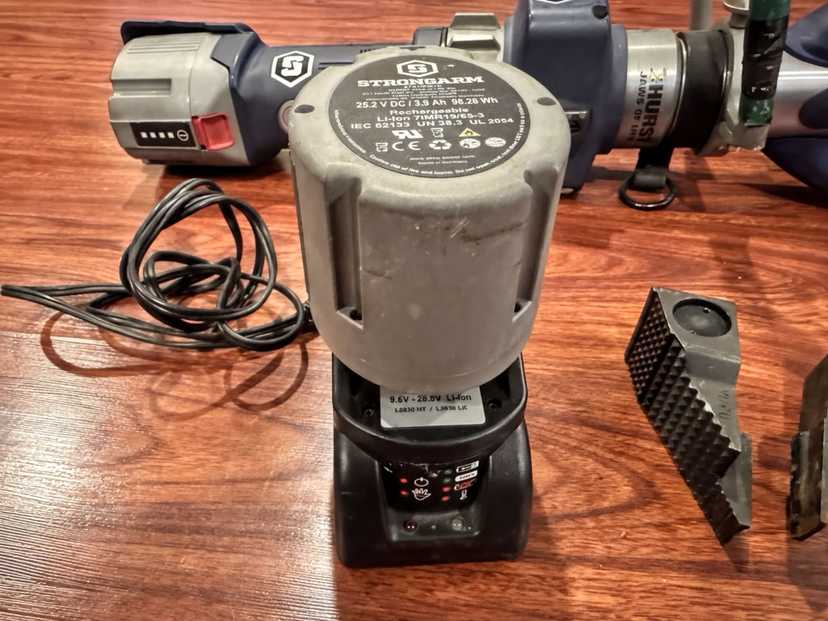 Hurst StrongArm (LE/Military) Battery Powered Combination Tool Jaws of Life — photo 3