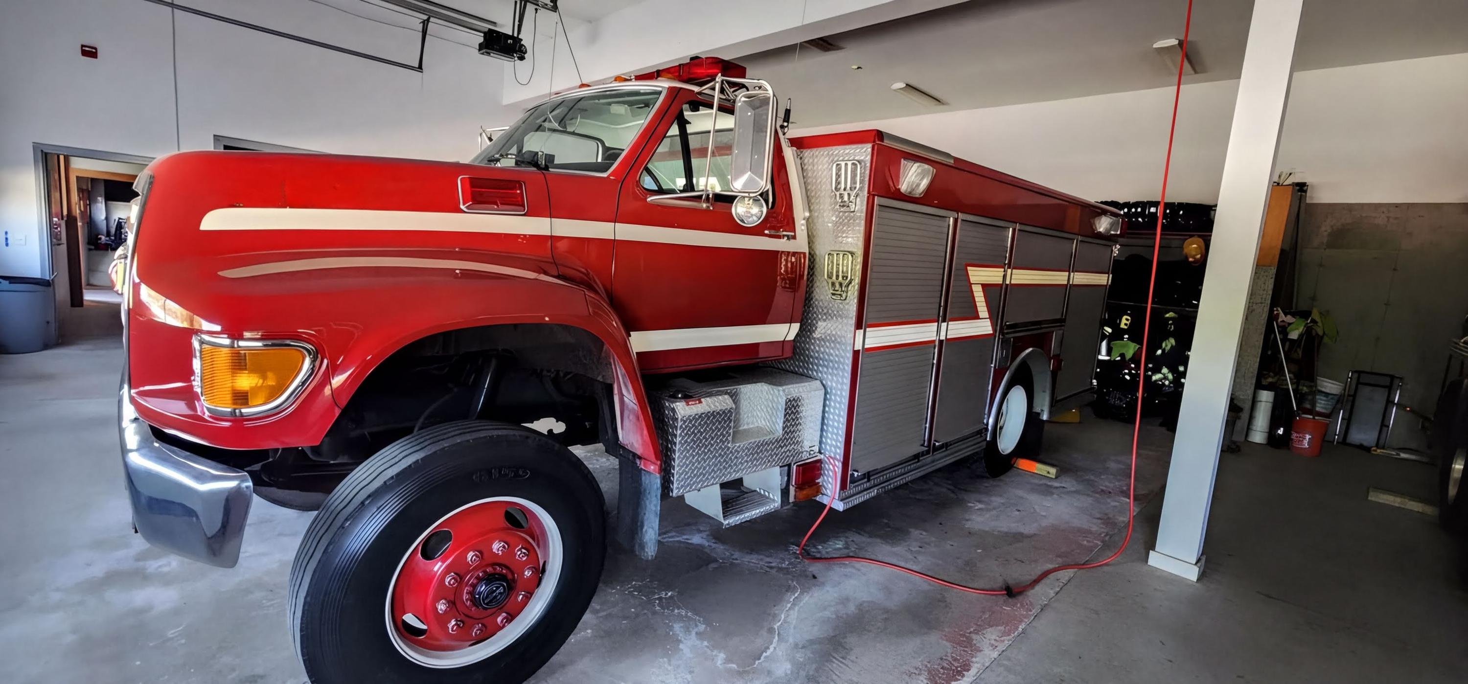 1998 KME Ford 4x4 Pumper - image 3