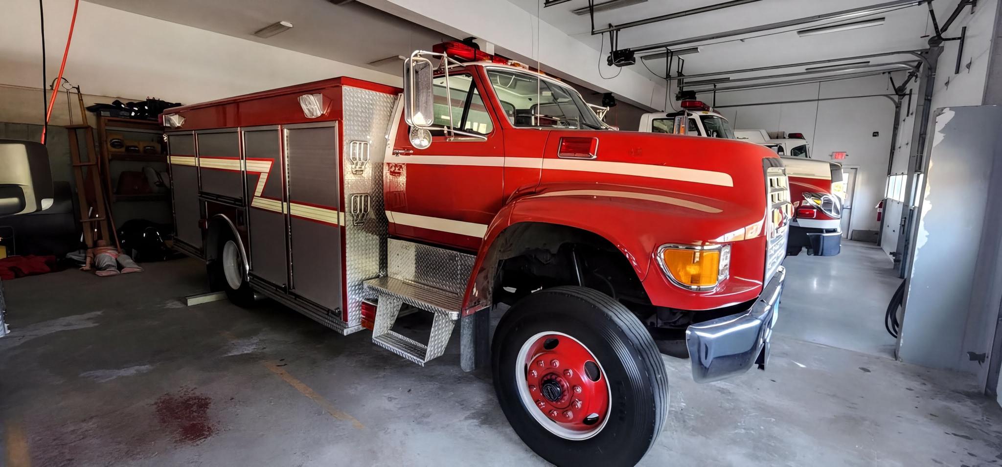 1998 KME Ford 4x4 Pumper - image 2