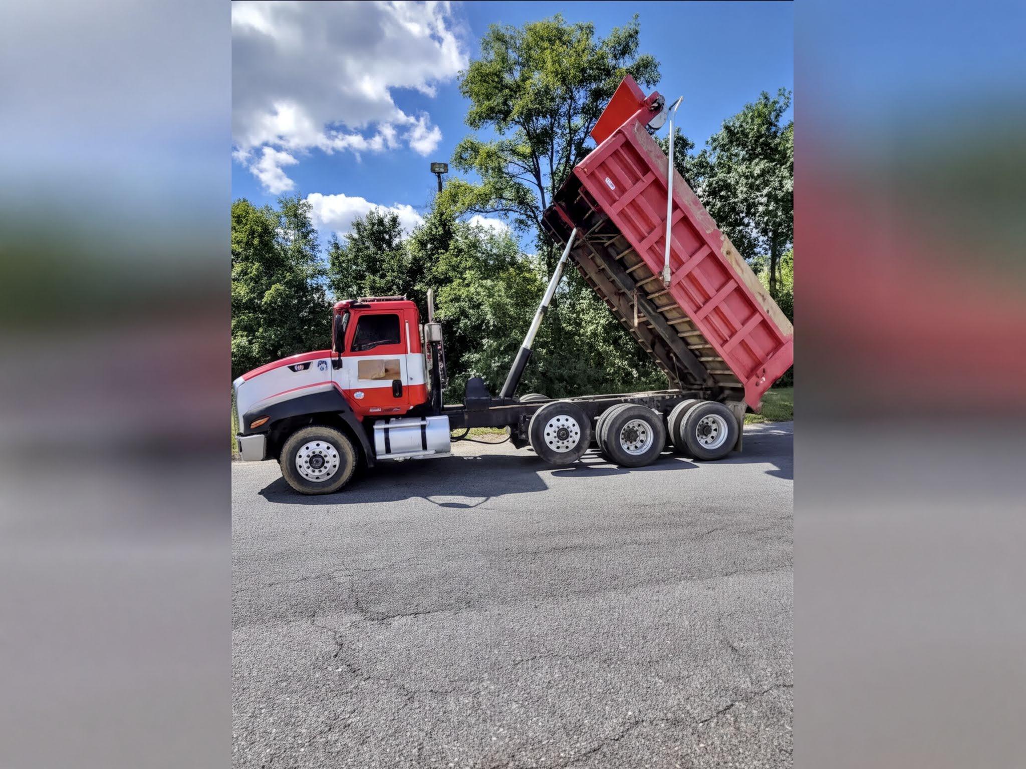 2014 Caterpillar CT660 - image 1
