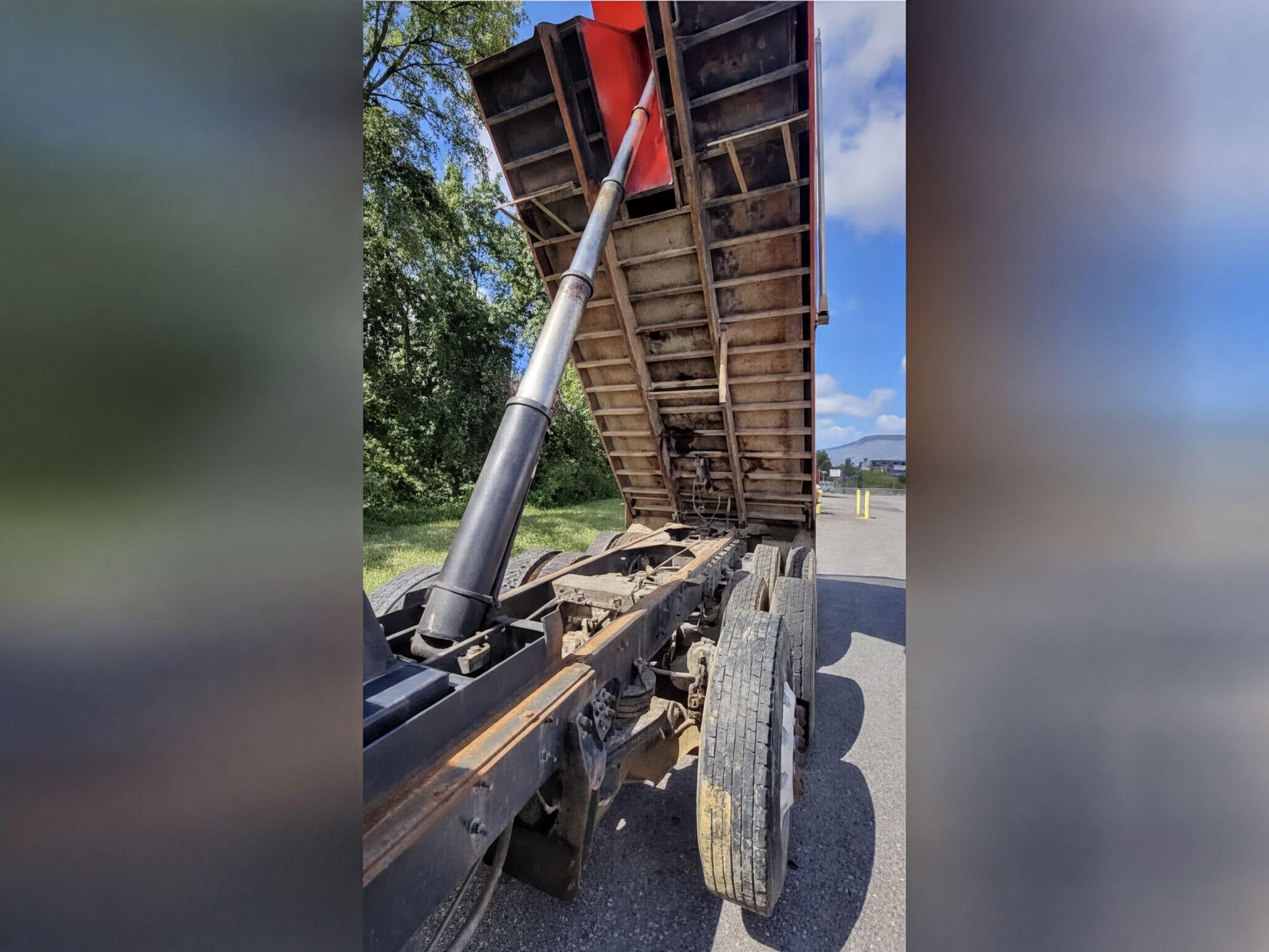 2014 Caterpillar CT660 - image 3