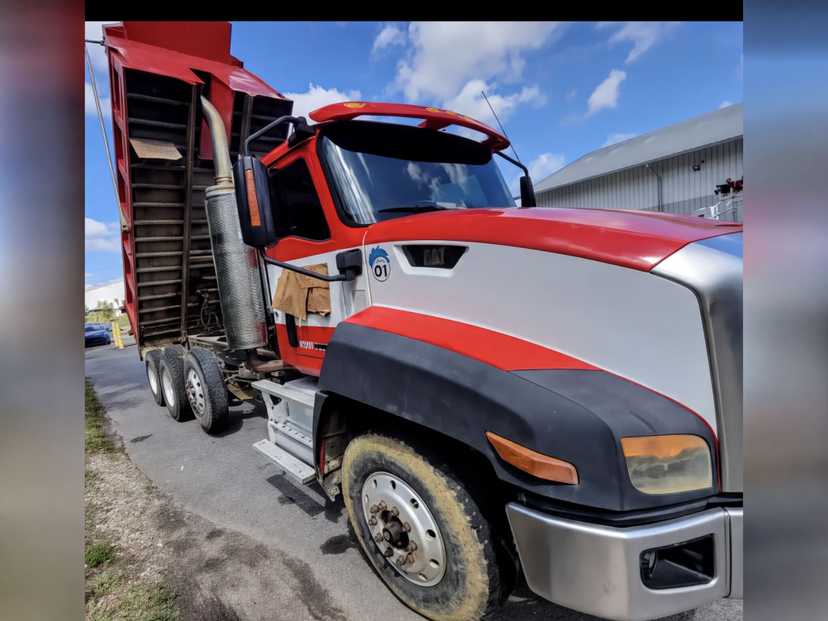 2014 Caterpillar CT660 — photo 2