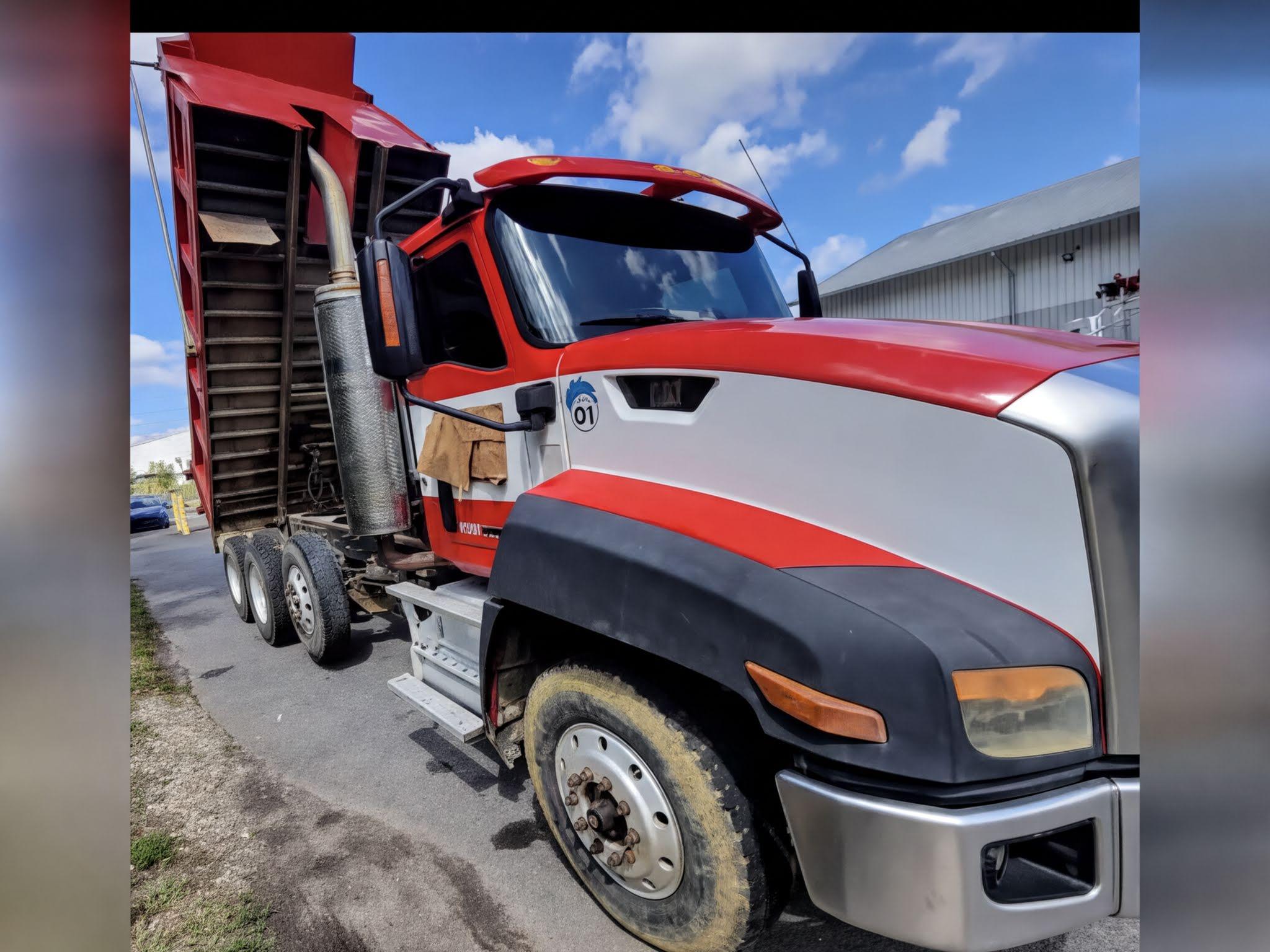 2014 Caterpillar CT660 - image 2