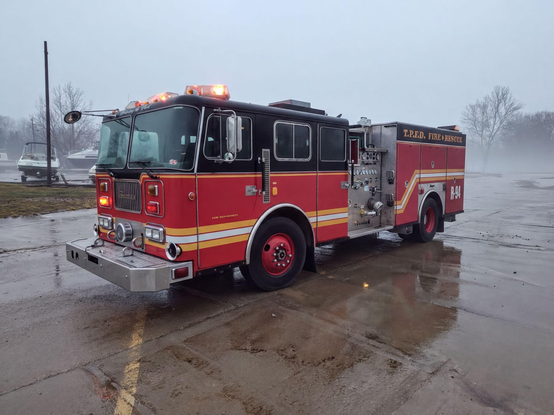 1993 Seagrave pumper - image 2
