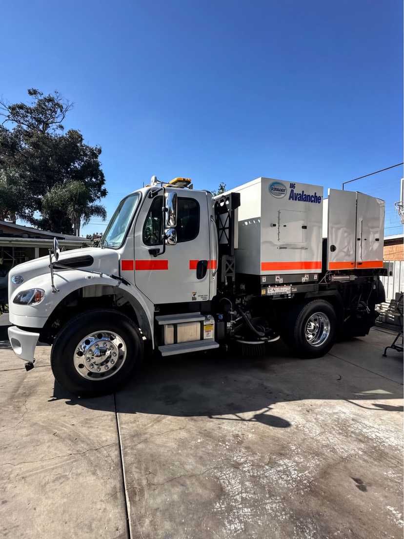 2024 Schwarze M6 Avalanche Street Sweeper - 2024 Freightliner M2 106 — photo 2