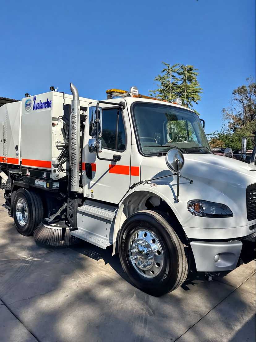 2024 Schwarze M6 Avalanche Street Sweeper - 2024 Freightliner M2 106
