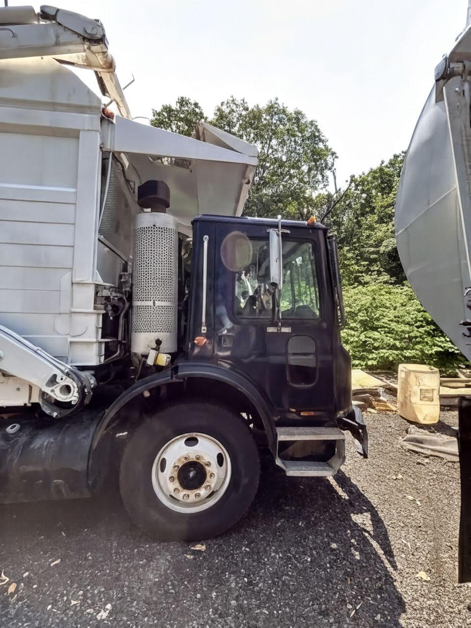 2009 Mack Heil Front Loader - image 5