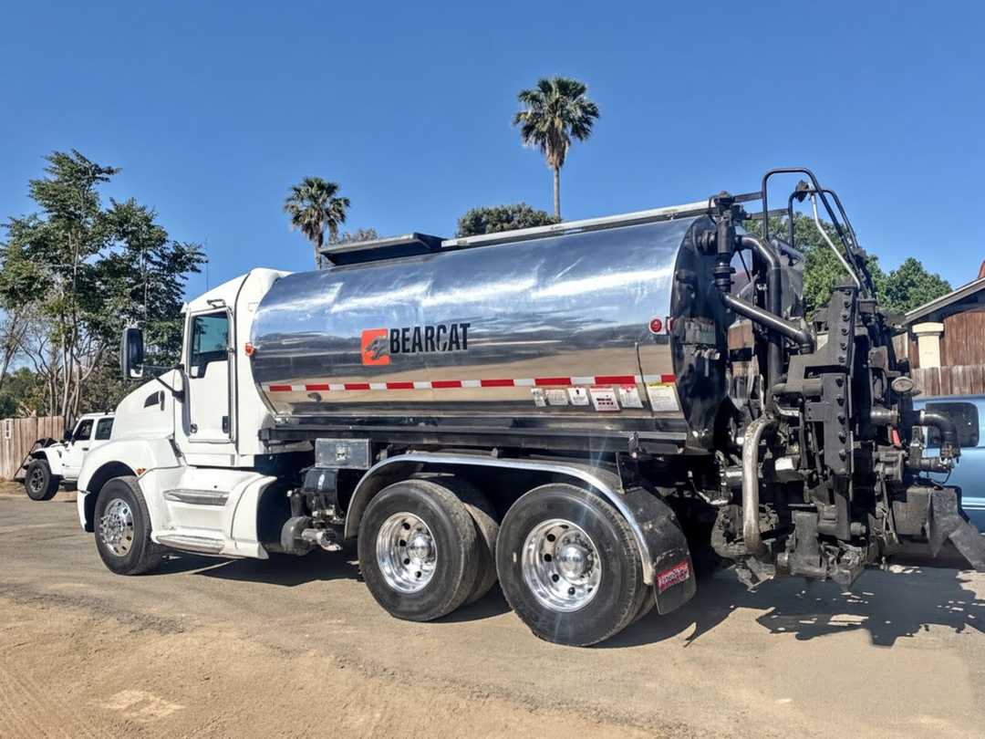 2011 Kenworth T660 Bearcat 501 System Oil Asphalt Distributor Truck