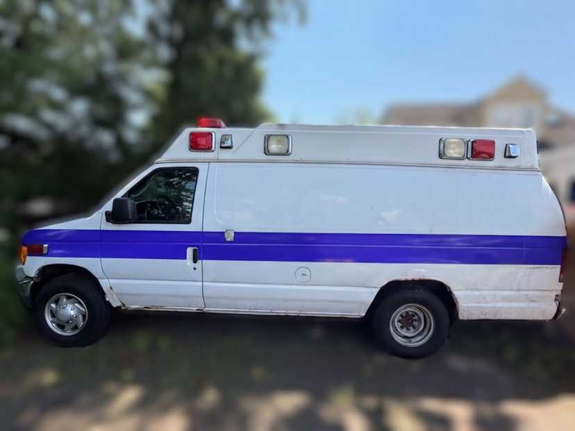 2006 Ford E350 Van Type II Ambulance