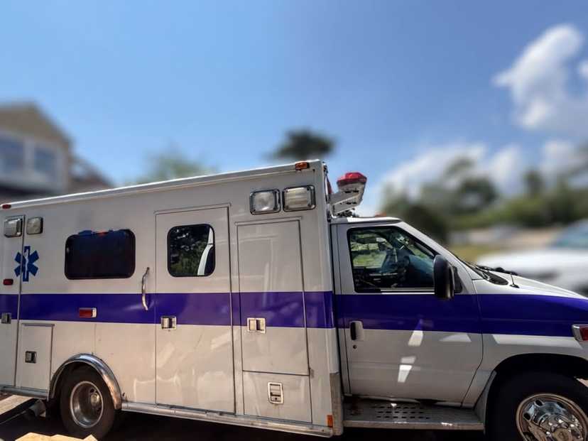 2006 MedTec Ford Type III Ambulance — photo 2