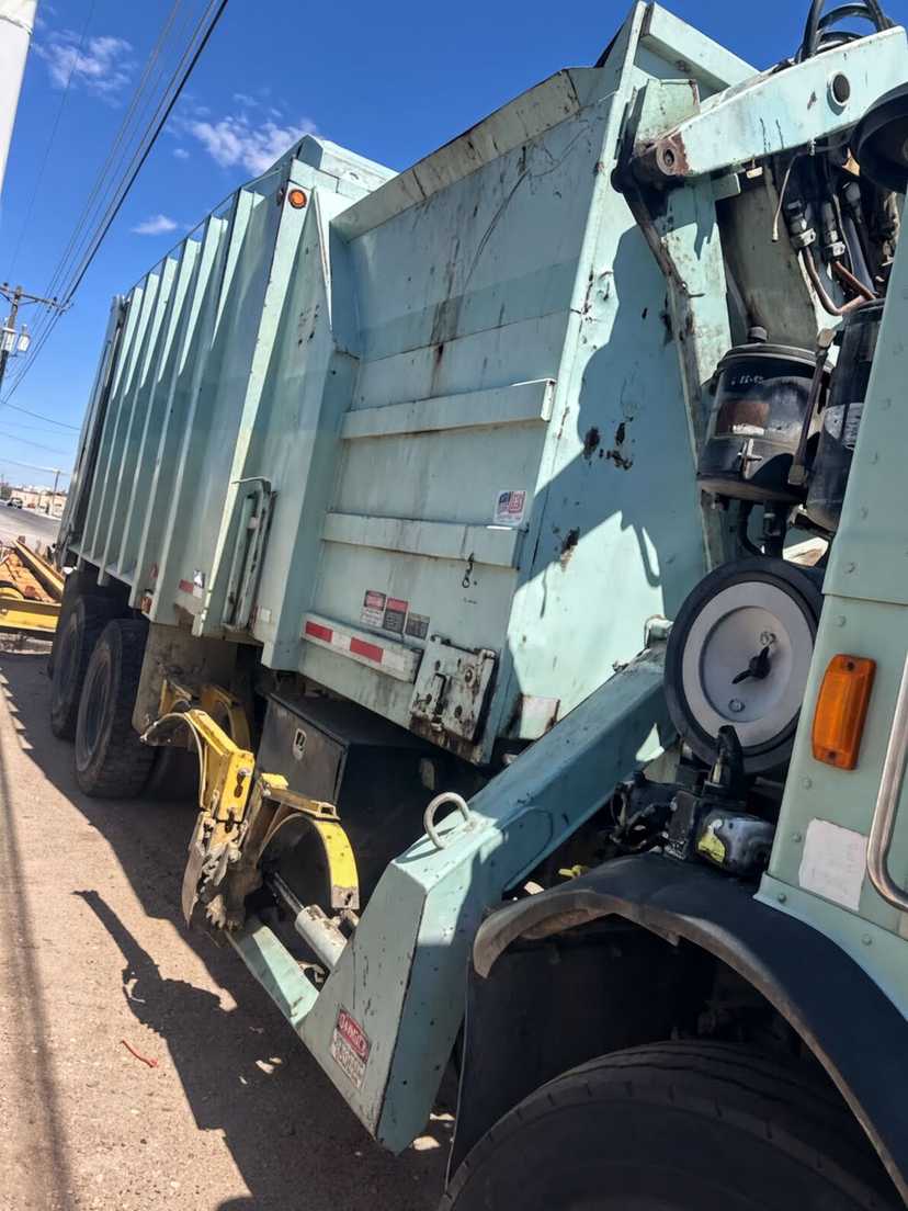 2011 Peterbilt Heil Automated Side Loader — photo 3