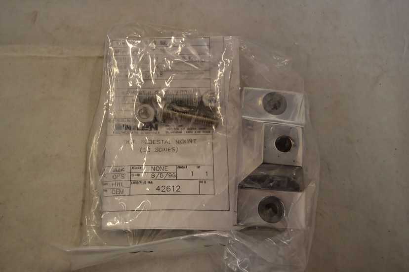 Whelen 52 Series Pedestal Mount Kit Polished — photo 2