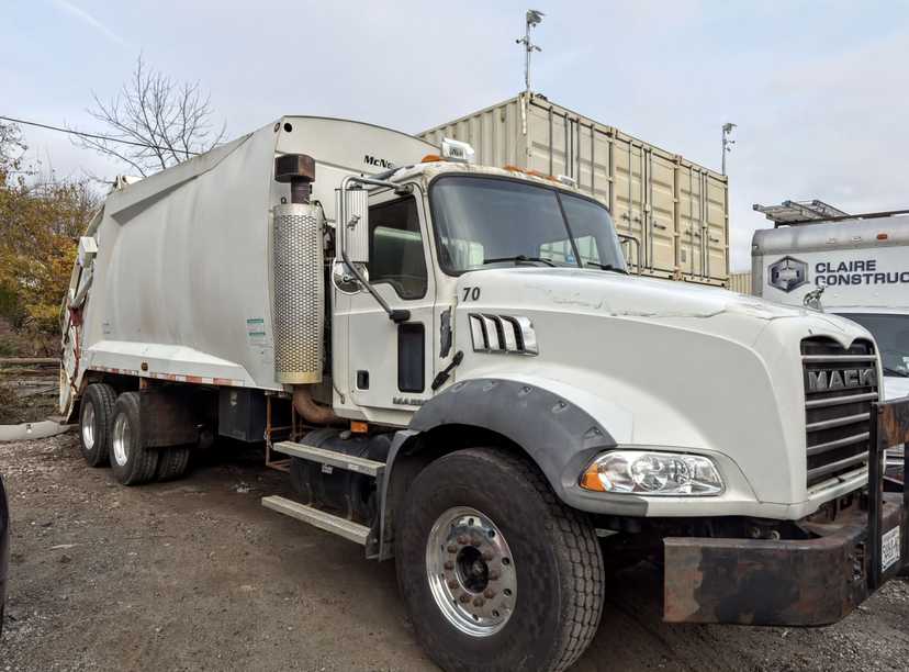2008 Mack McNeilus Rear Loader — photo 2