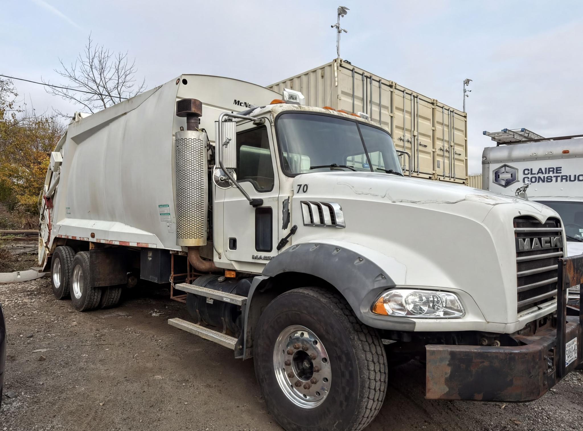 2008 Mack McNeilus Rear Loader - image 2