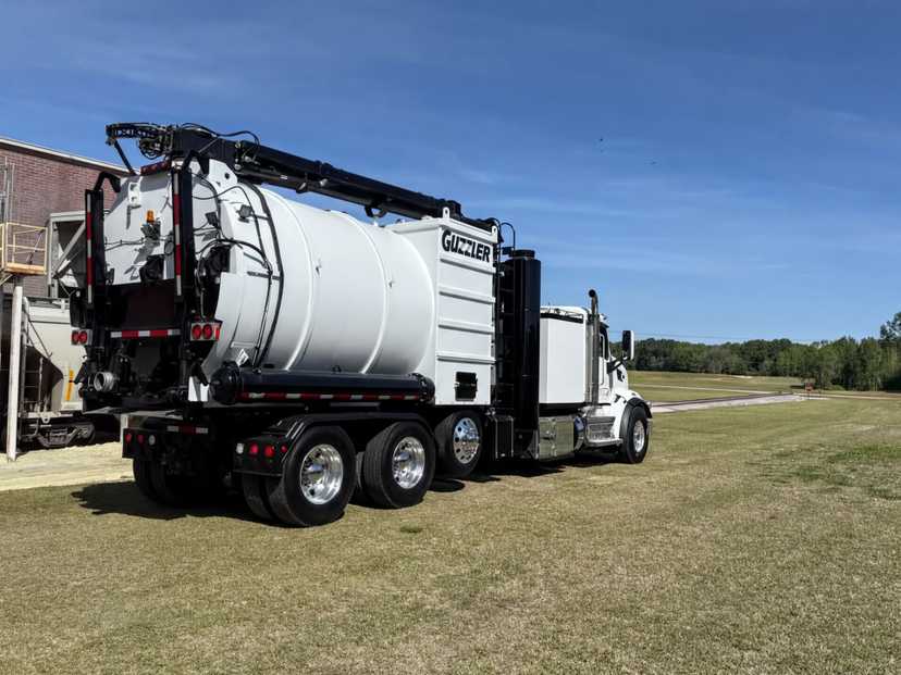 2021 Peterbilt Hydrovac — photo 2