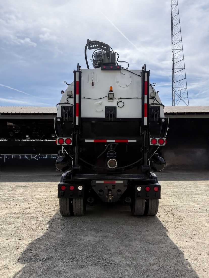 2021 Peterbilt Hydrovac — photo 3