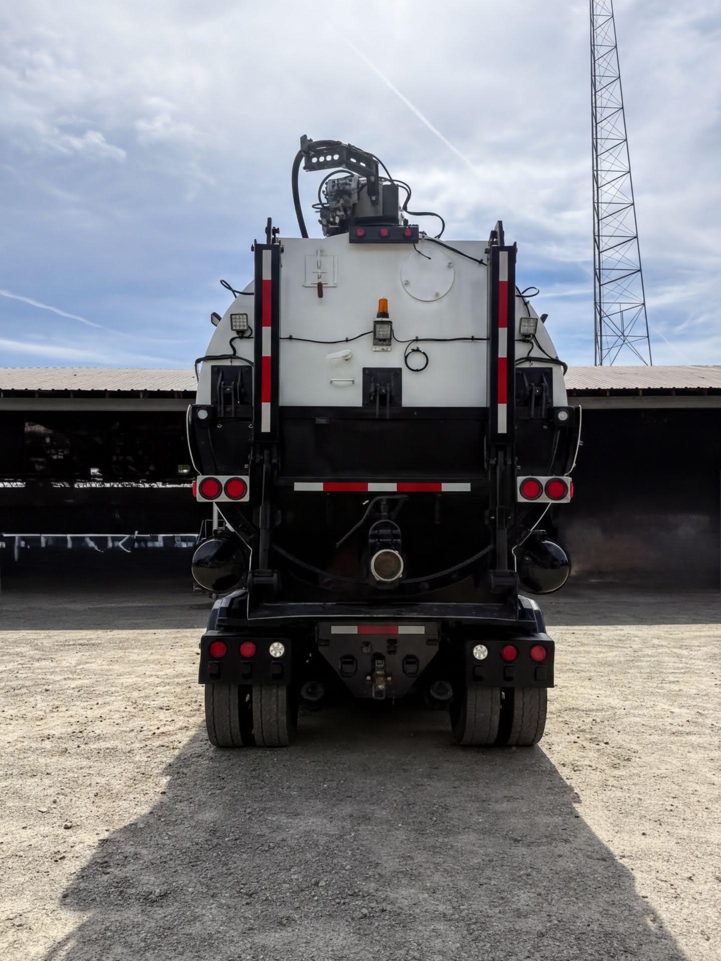 2021 Peterbilt Hydrovac - image 3