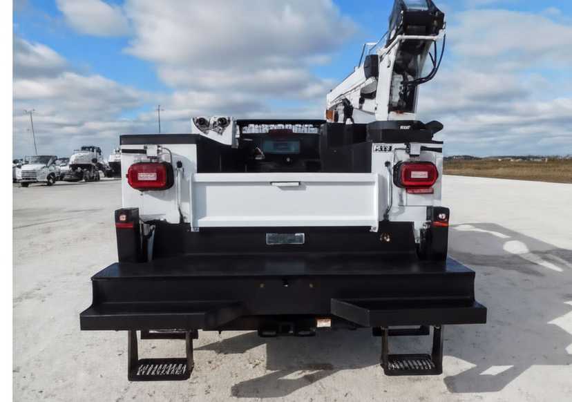 2024 Chevrolet Silverado 5500 4x2 Aluminum Knapheide Mechanics Body — photo 5