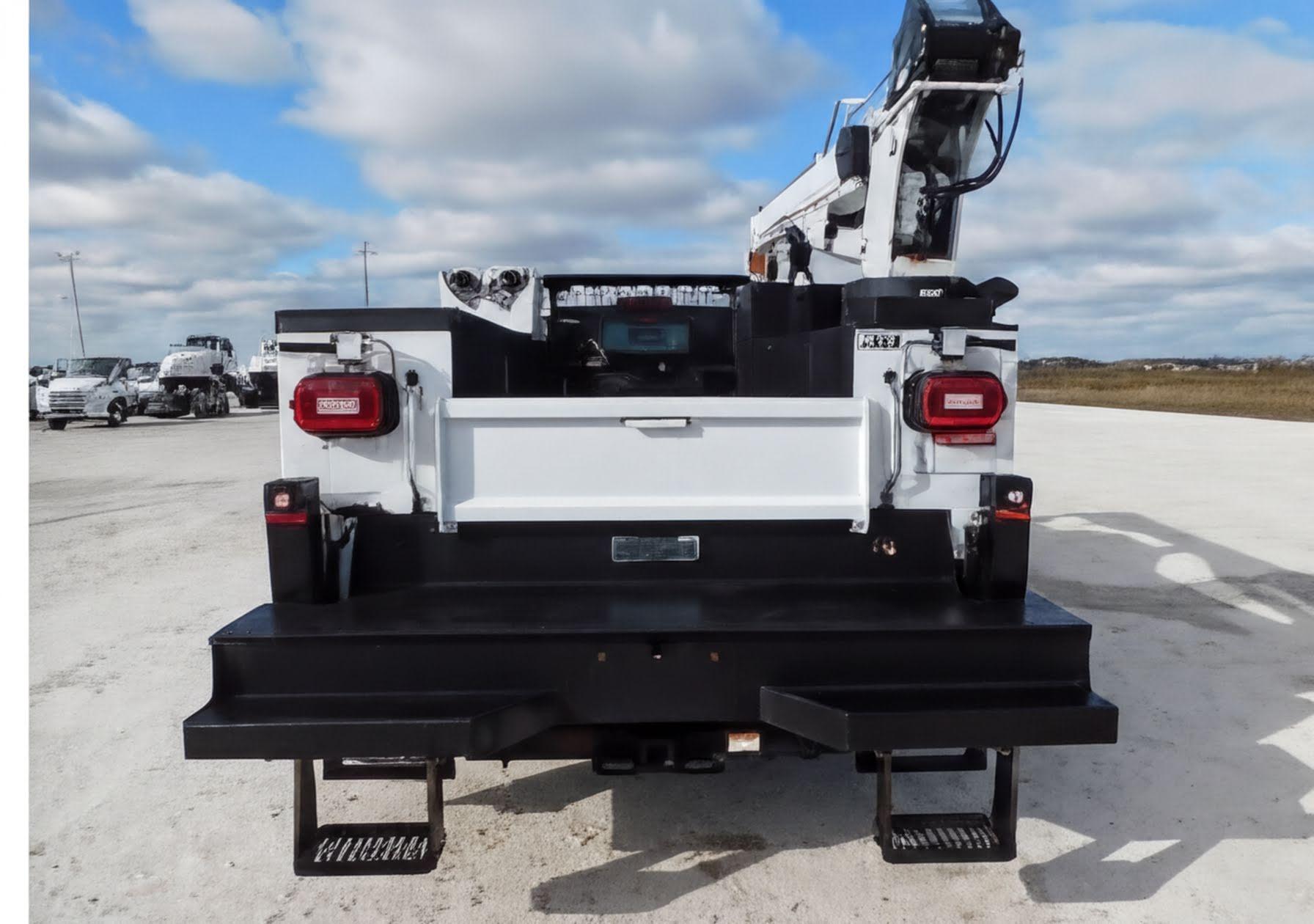 2024 Chevrolet Silverado 5500 4x2 Aluminum Knapheide Mechanics Body - image 5