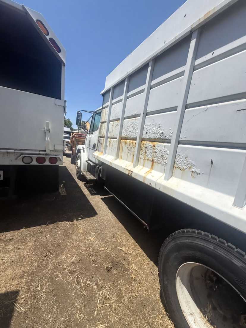 1999 Freightliner Dump Truck — photo 3