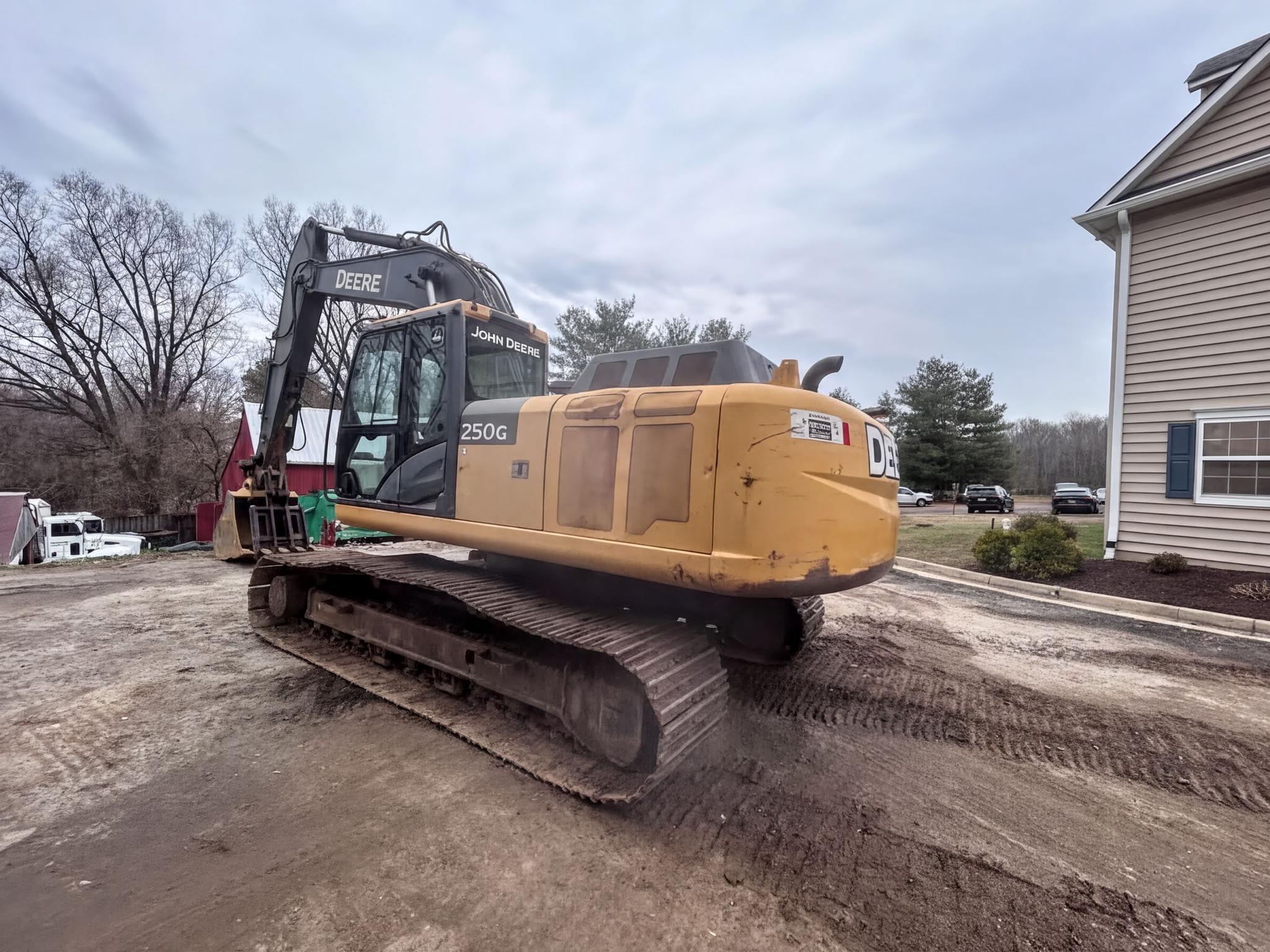 2013 John Deere 250 LC Excavator - image 2