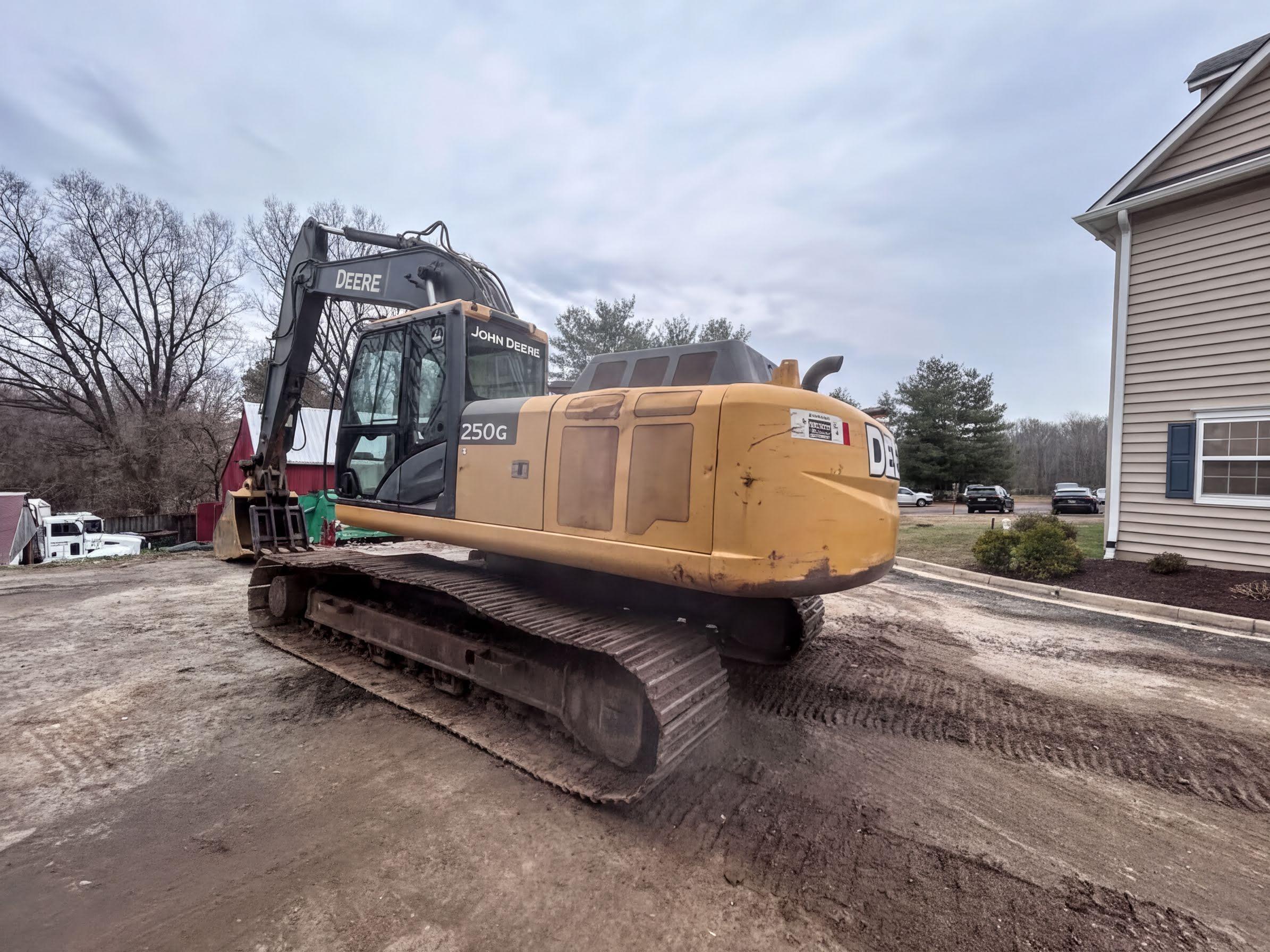 2013 John Deere 250 LC Excavator - image 2