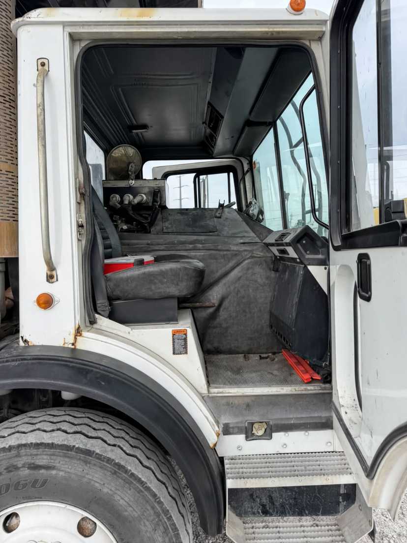 2007 Mack E-Z Pack Front Loader — photo 5