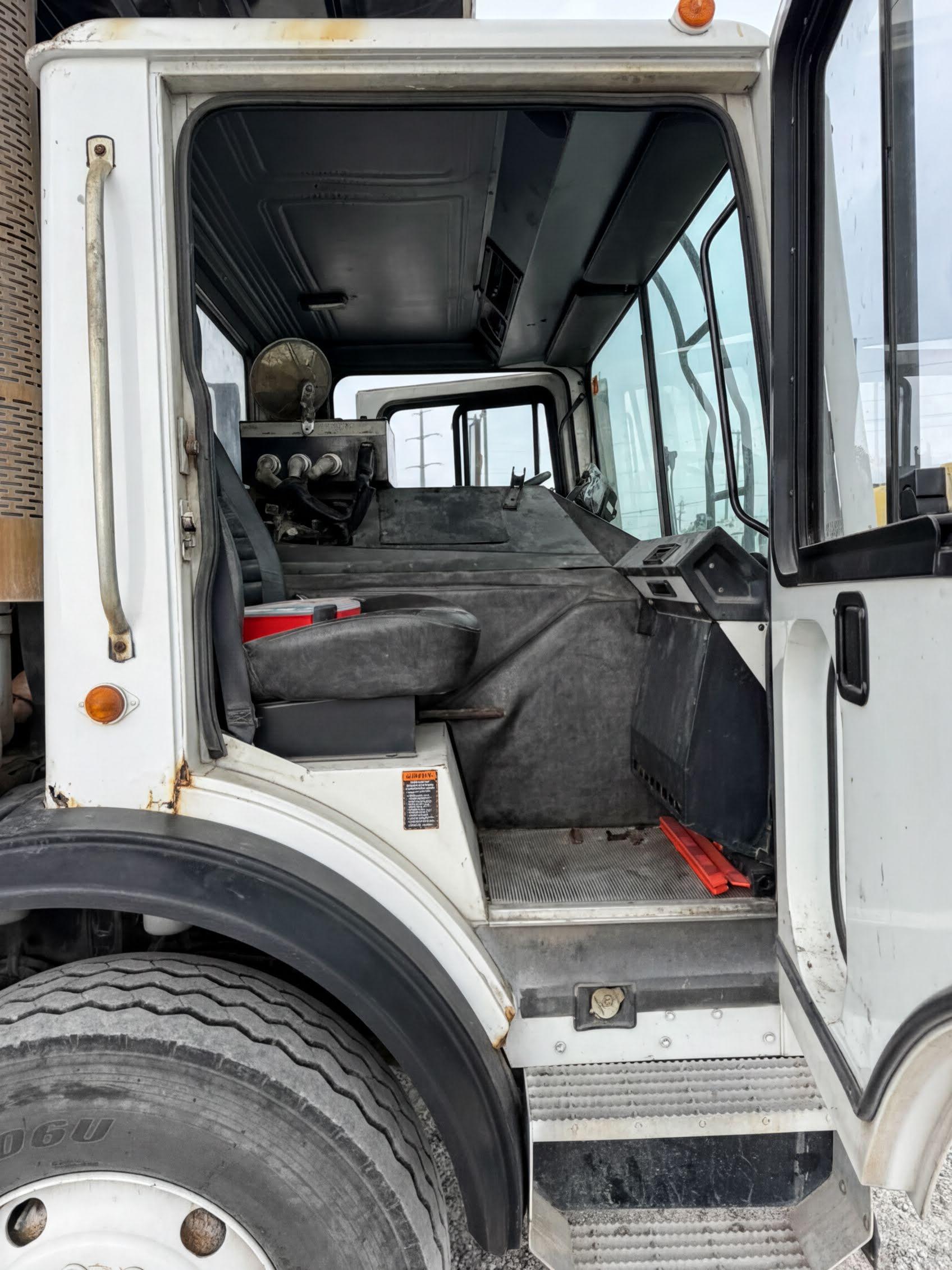 2007 Mack E-Z Pack Front Loader - image 5