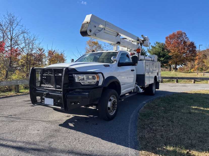 2020 Ram 5500 4x4 Bucket Truck w/ ETI ETOMH40-IH Boom (45 ft) — photo 3